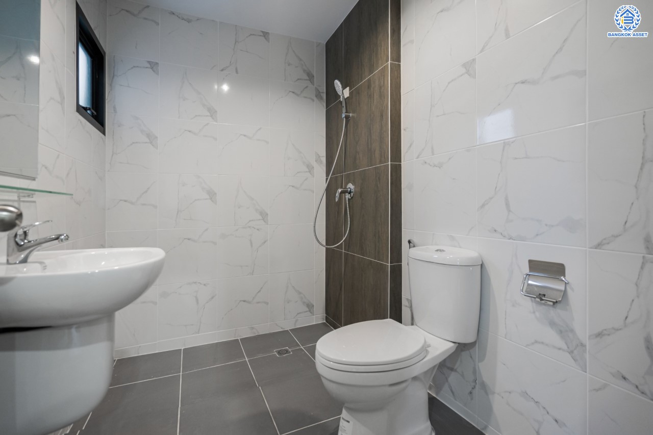 บ้านมือสองตกแต่งใหม่ ม.เศรณีลากูน วัดลาดปลาดุก ตอบโจทย์ทุกการใช้ชีวิต เนื้อที่ 50 ตร.ว. ฟังก์ชัน 3 ห้องนอน 3 ห้องน้ำ ทำเลเดินทางง่าย สะดวกสบายใกล้รถไฟฟ้าสายสีม่วง "สถานีคลองบางไผ่", ทางด่วน "กาญจนาภิเษก" และห้างสรรพสินค้าเซ็นทรัลเวสต์เกต